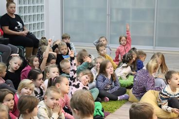 Wieluń: Biblioteka Miejska zaprosiła dzieci na spotkanie z fotografem Piotrem Pabisiakiem